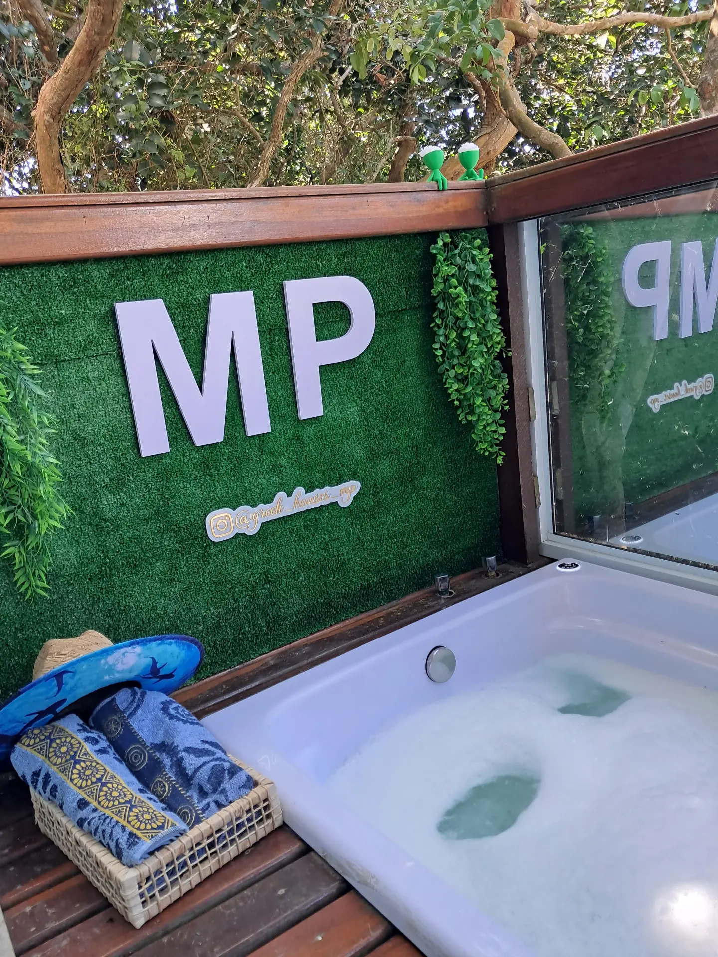 Deck do Loft com hidromassagem e letreiro MP da Greek Houses MP
