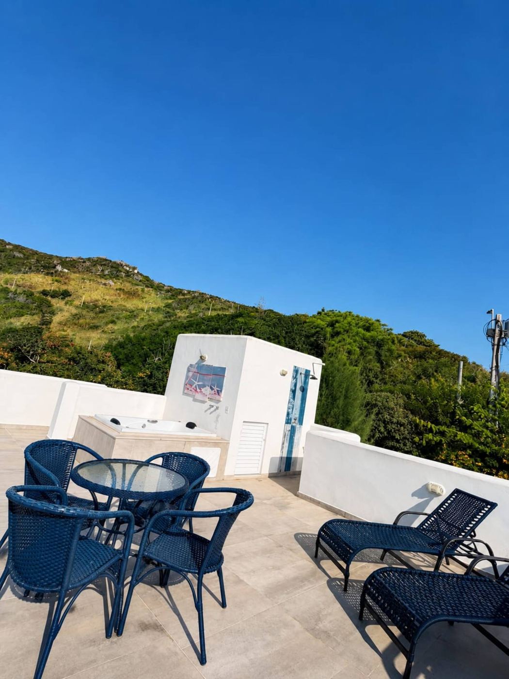 Deck da Greek Houses MP com vista para o mar ao fim do dia