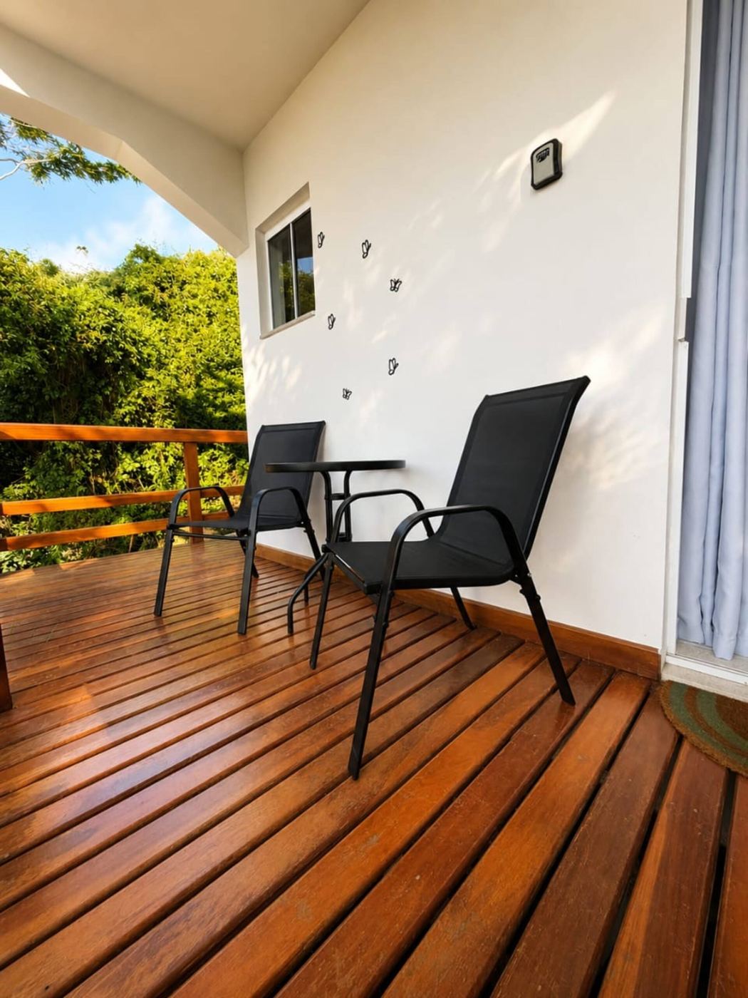 Deck de madeira do Loft cercado por árvores